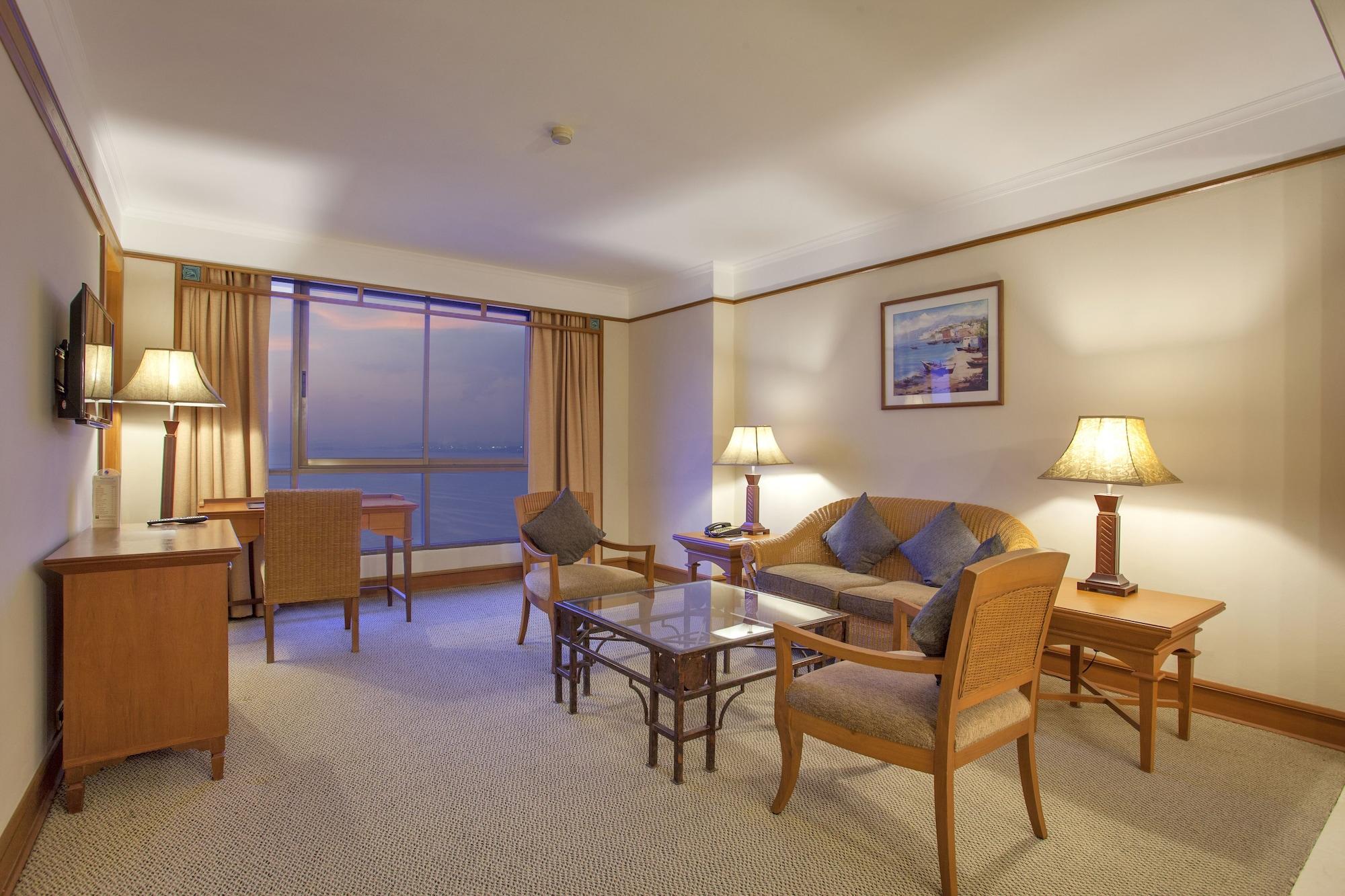 Cholchan Pattaya Beach Resort - Sha Extra Plus Ngoại thất bức ảnh A suite at the Hilton Tokyo