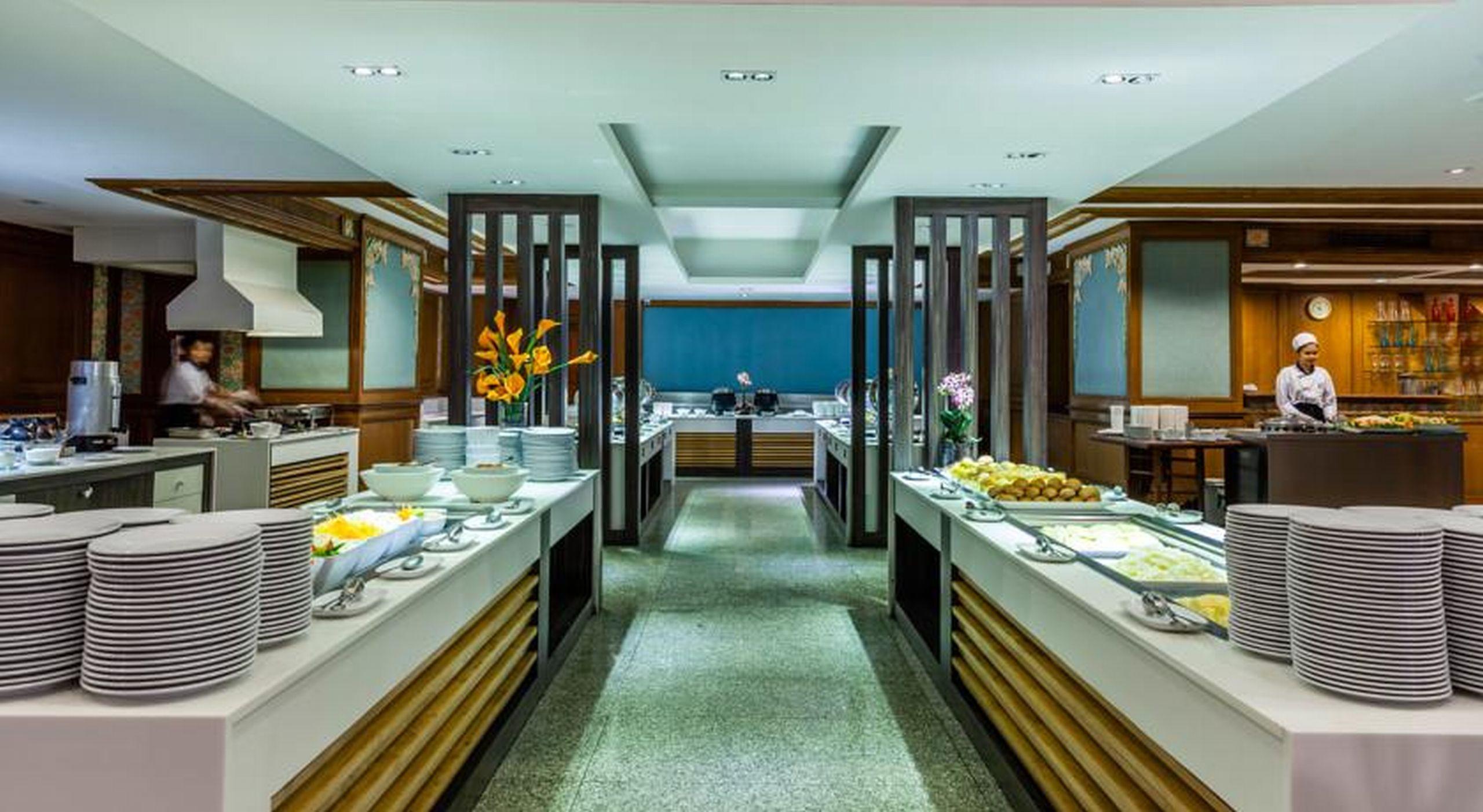 Cholchan Pattaya Beach Resort - Sha Extra Plus Ngoại thất bức ảnh The buffet at the lounge