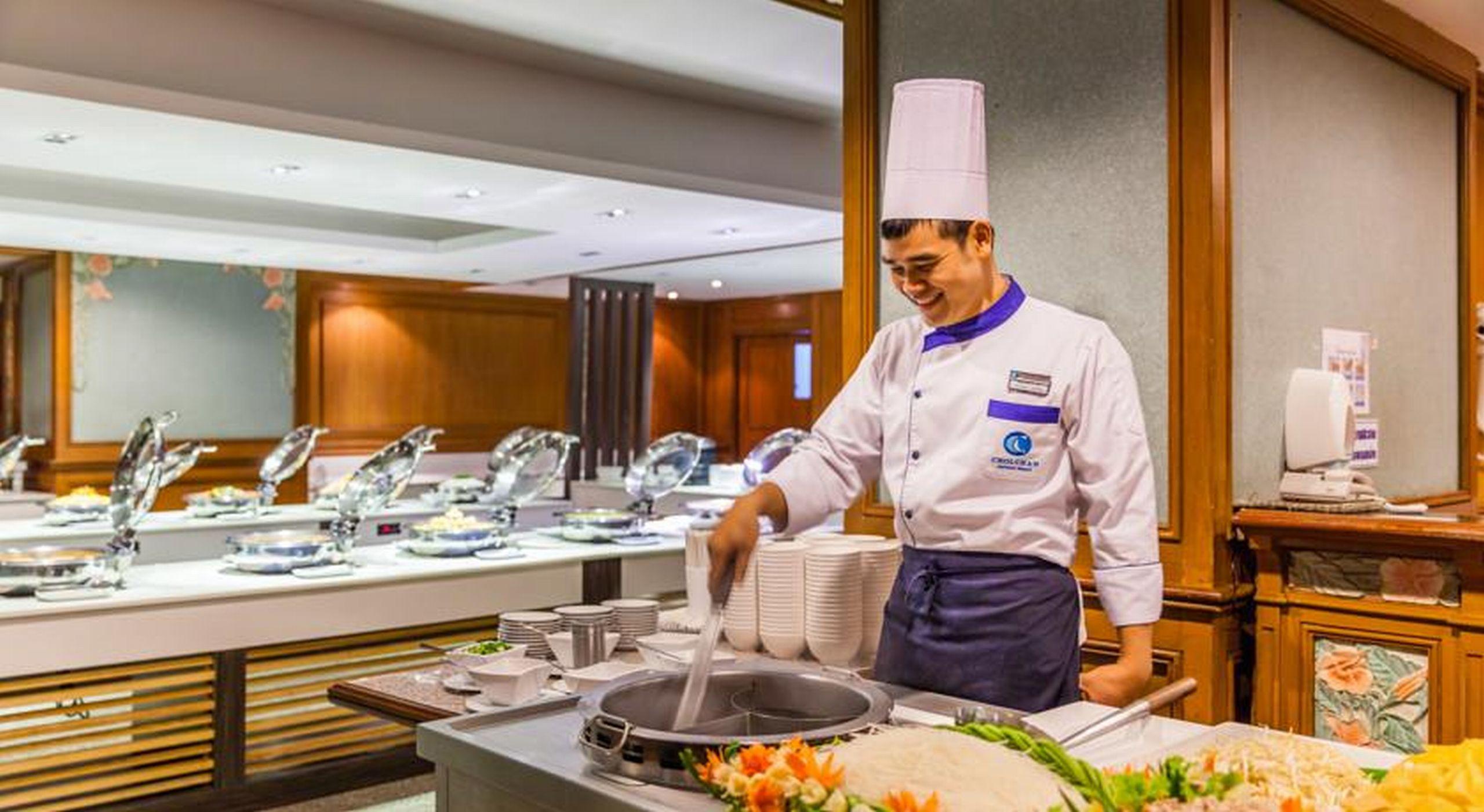 Cholchan Pattaya Beach Resort - Sha Extra Plus Ngoại thất bức ảnh A chef at work
