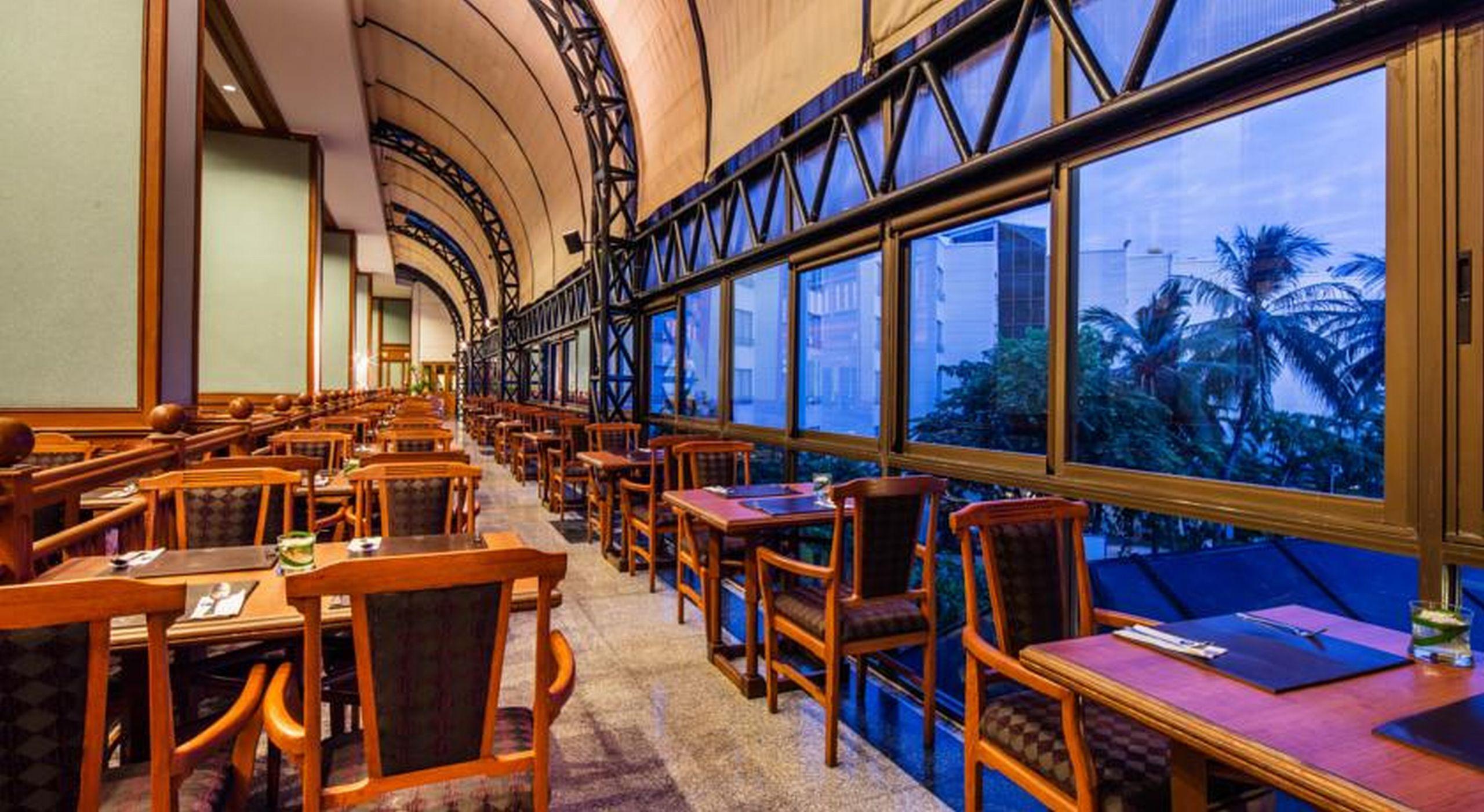 Cholchan Pattaya Beach Resort - Sha Extra Plus Ngoại thất bức ảnh The interior of the restaurant