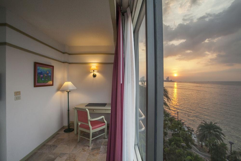 Cholchan Pattaya Beach Resort - Sha Extra Plus Ngoại thất bức ảnh A room at the hotel