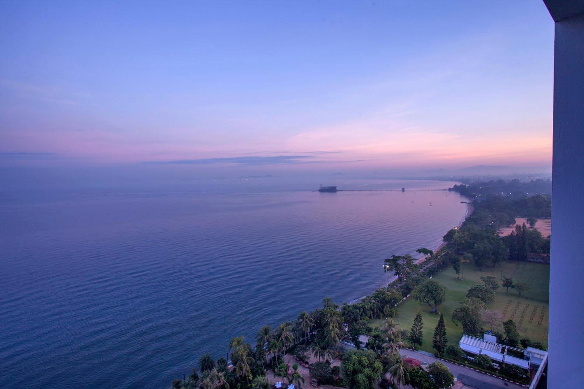 Cholchan Pattaya Beach Resort - Sha Extra Plus Phòng bức ảnh View of the Gulf of Naples from the hotel