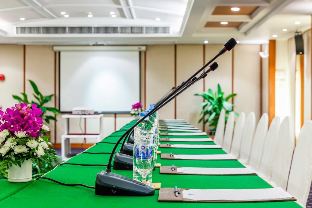 Cholchan Pattaya Beach Resort - Sha Extra Plus Ngoại thất bức ảnh A conference room with microphones