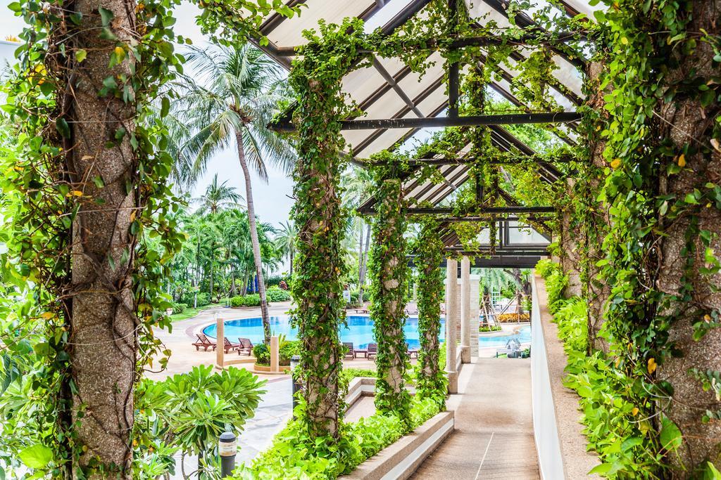 Cholchan Pattaya Beach Resort - Sha Extra Plus Ngoại thất bức ảnh The pool at the Royal Thai Police Club