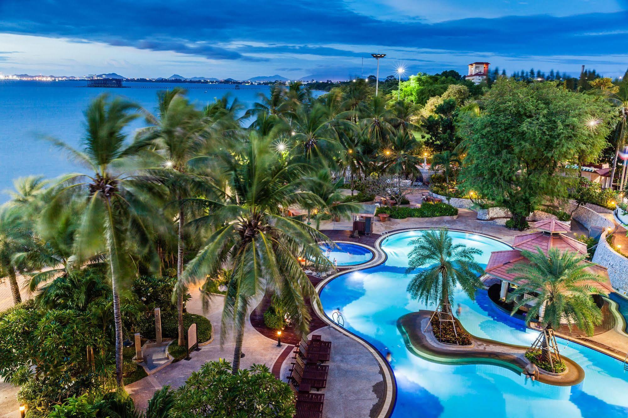Cholchan Pattaya Beach Resort - Sha Extra Plus Ngoại thất bức ảnh The pool at the Royal Paradise Hotel & Spa
