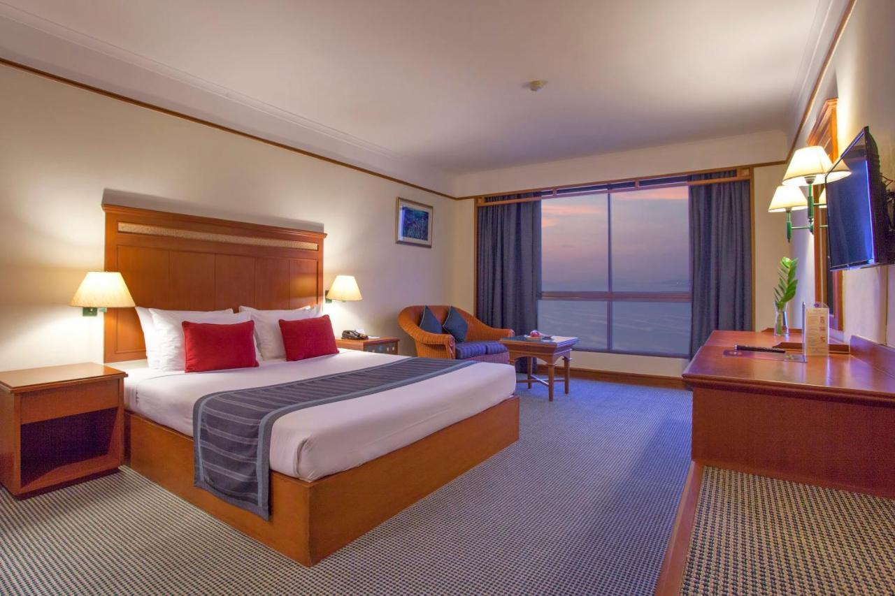 Cholchan Pattaya Beach Resort - Sha Extra Plus Ngoại thất bức ảnh A room at the hotel