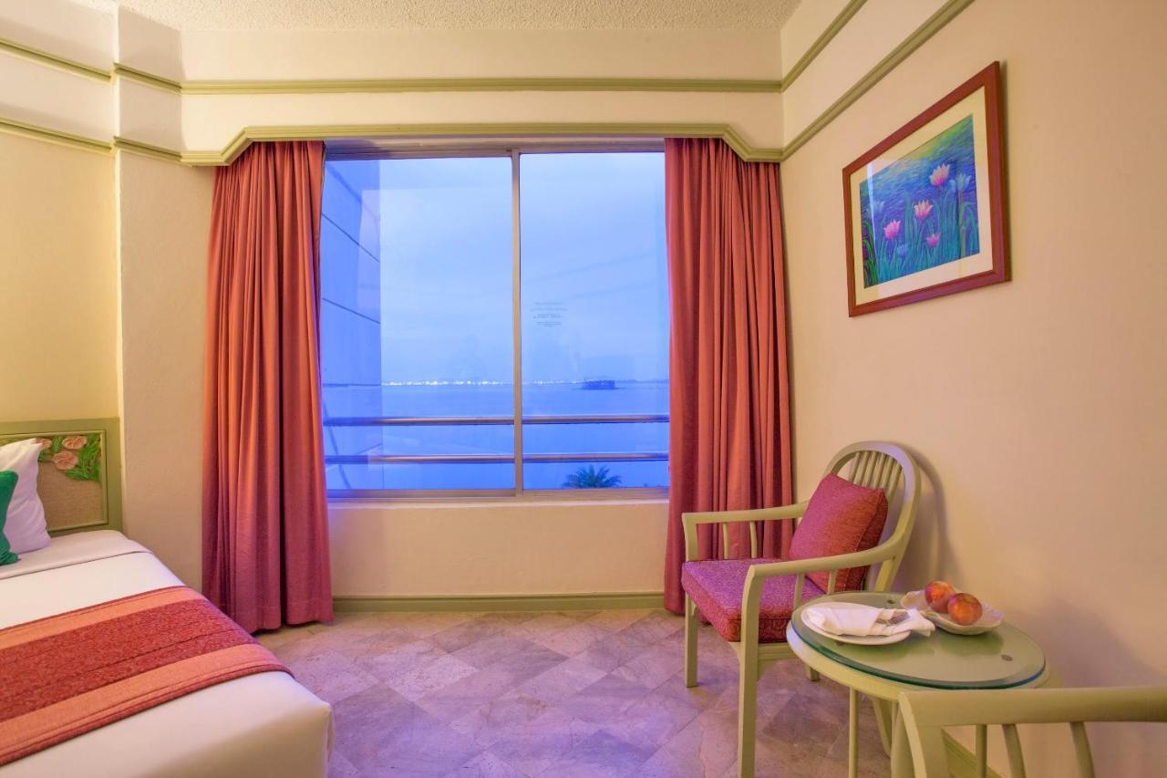 Cholchan Pattaya Beach Resort - Sha Extra Plus Ngoại thất bức ảnh A room at the hotel