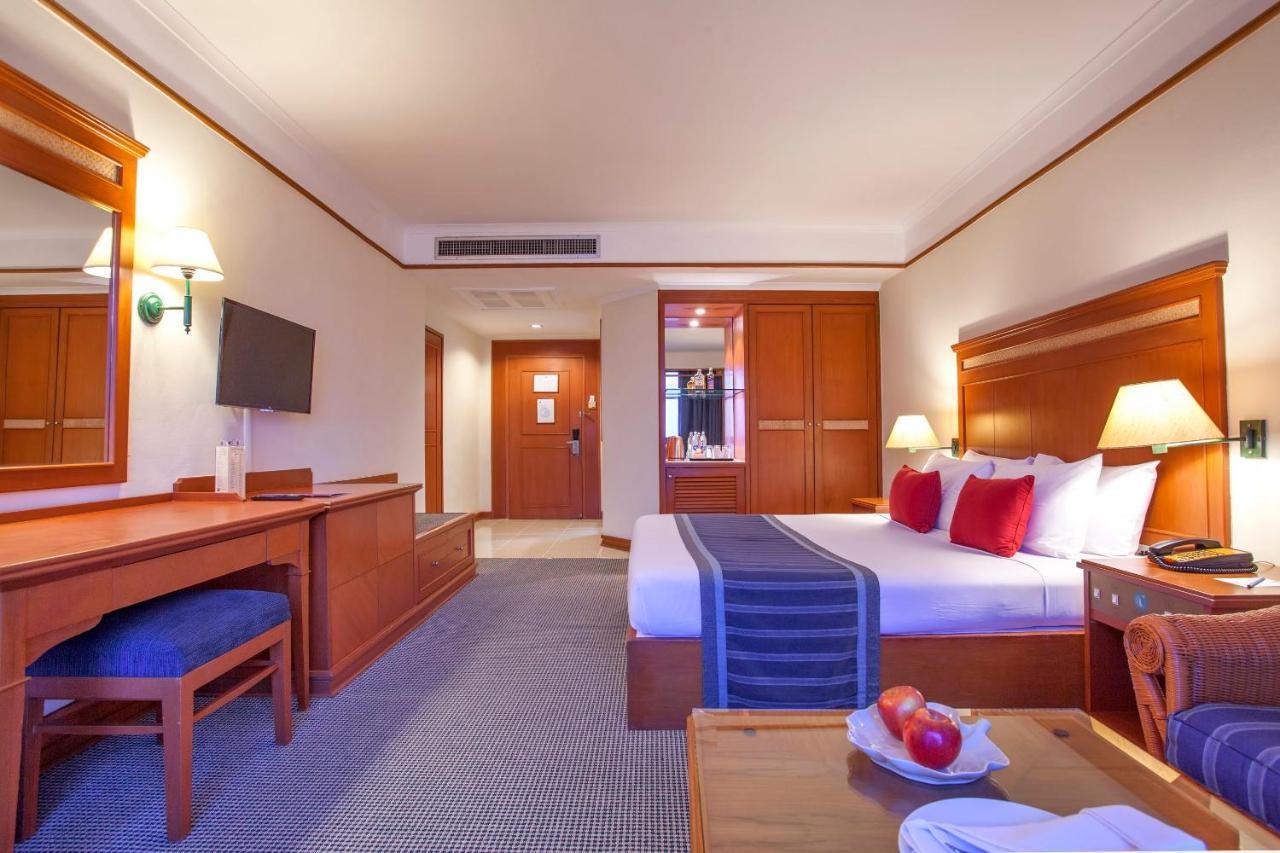 Cholchan Pattaya Beach Resort - Sha Extra Plus Ngoại thất bức ảnh A room at the hotel