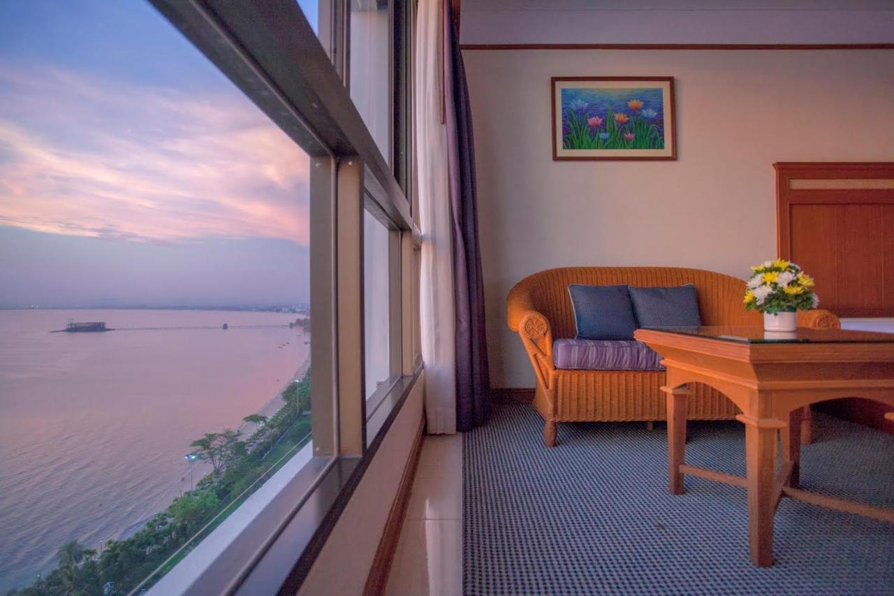 Cholchan Pattaya Beach Resort - Sha Extra Plus Ngoại thất bức ảnh A room at the hotel