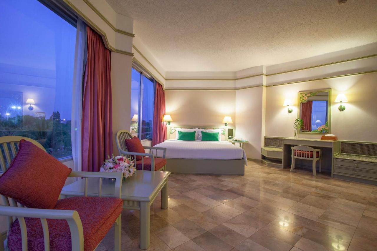 Cholchan Pattaya Beach Resort - Sha Extra Plus Ngoại thất bức ảnh A suite at the hotel