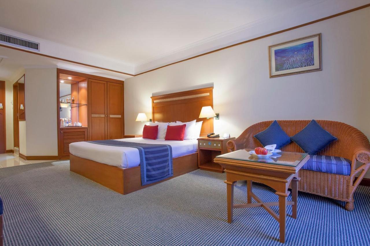 Cholchan Pattaya Beach Resort - Sha Extra Plus Ngoại thất bức ảnh A room at the hotel